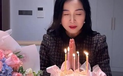 你看你的水喷得到处都是若若